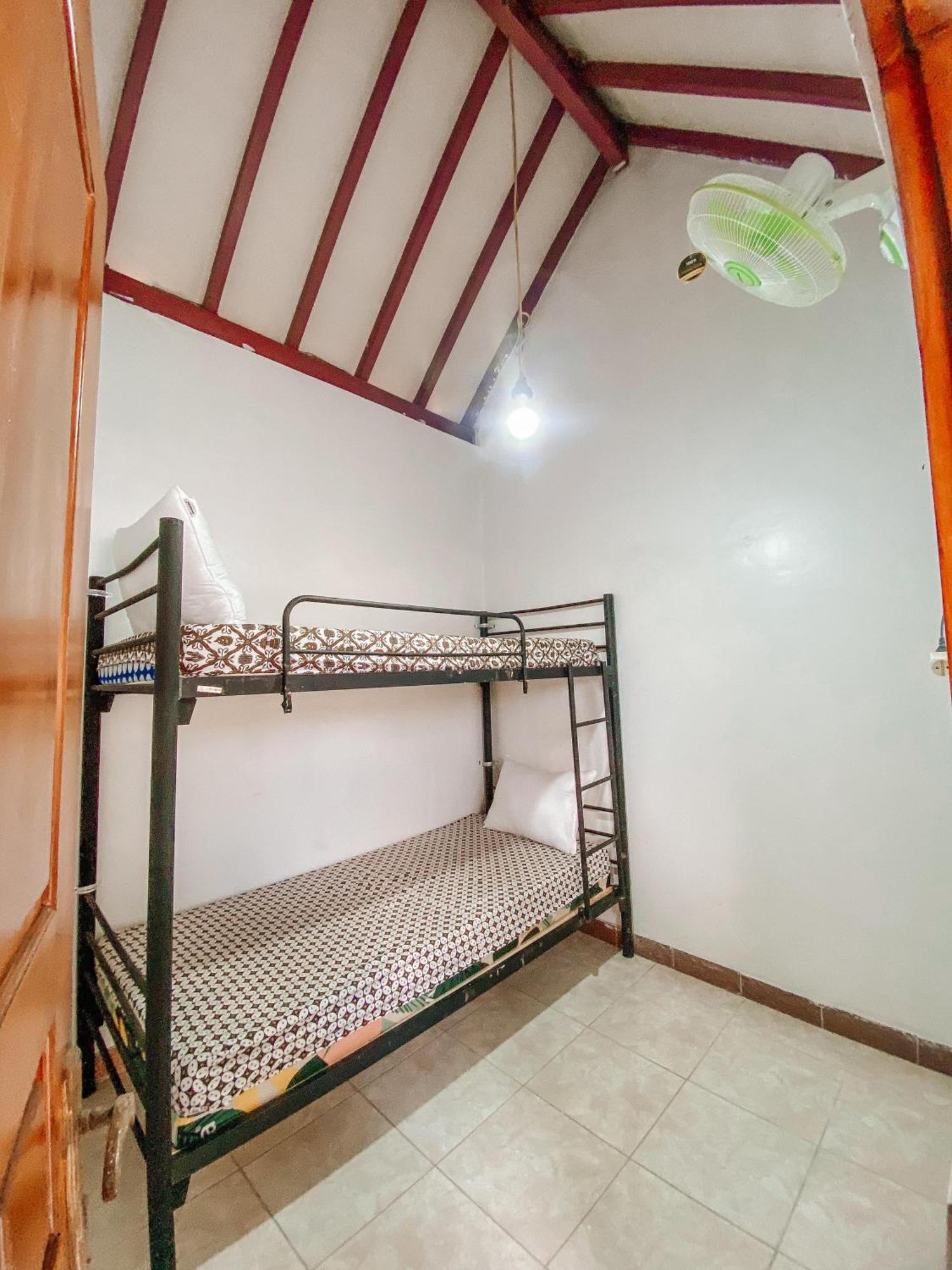 Laura'S Backpacker 523 Hostel Джокякарта Екстериор снимка