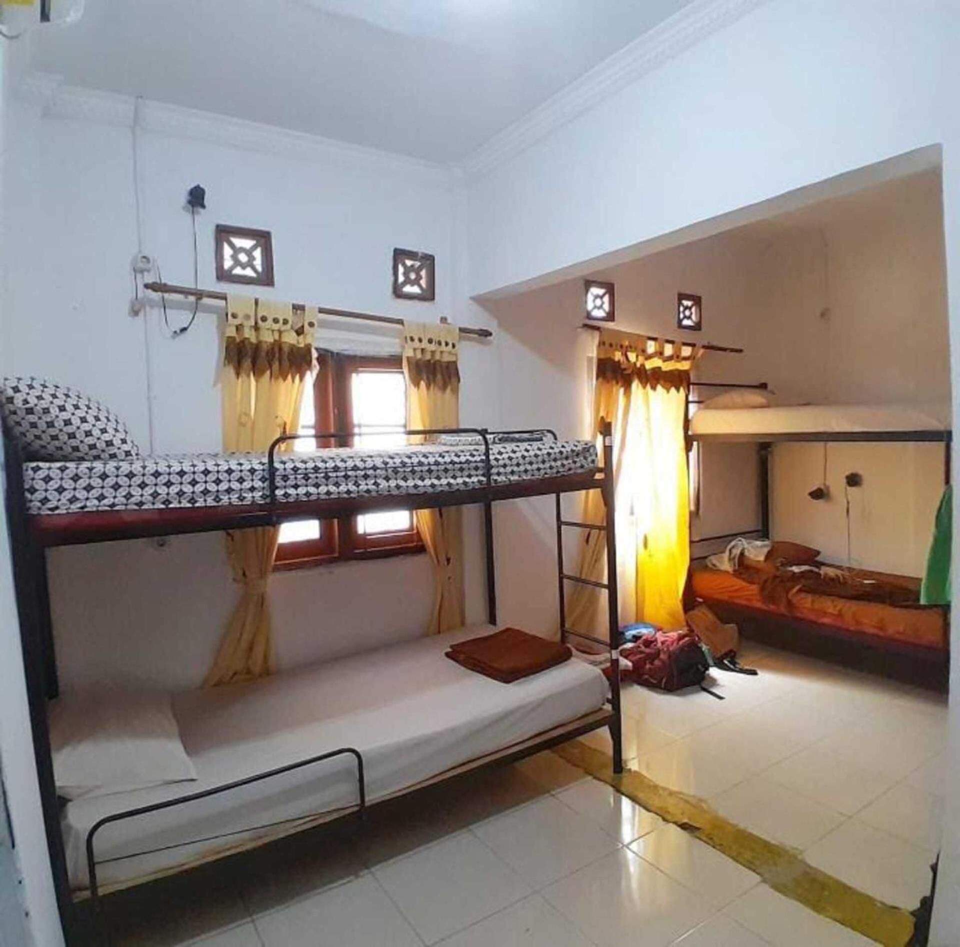 Laura'S Backpacker 523 Hostel Джокякарта Екстериор снимка